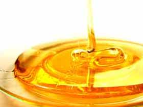 Les pouvoirs du miel décuplés grâce à quelques petites gouttes d'huile essentielle